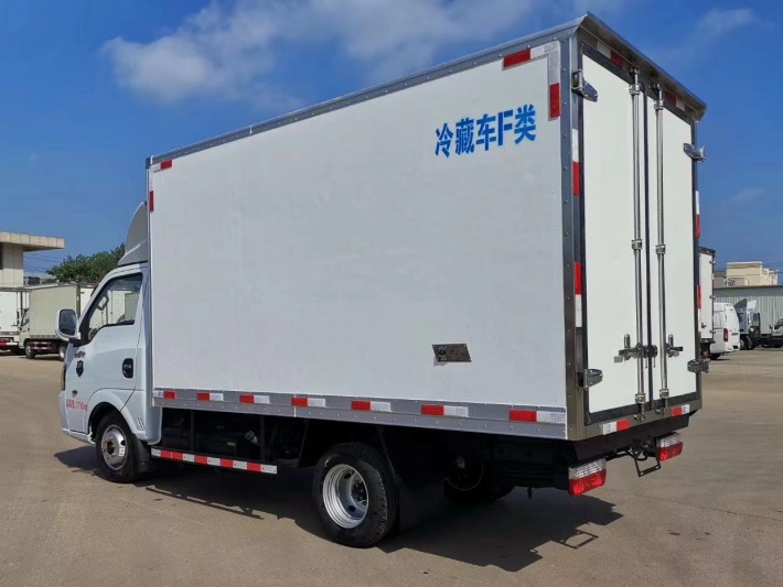 東風(fēng)汽油后雙輪冷藏車