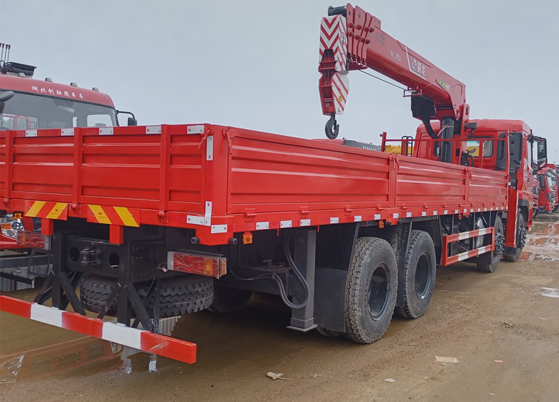 東風(fēng)暢行D7前四后八隨車吊新品上市