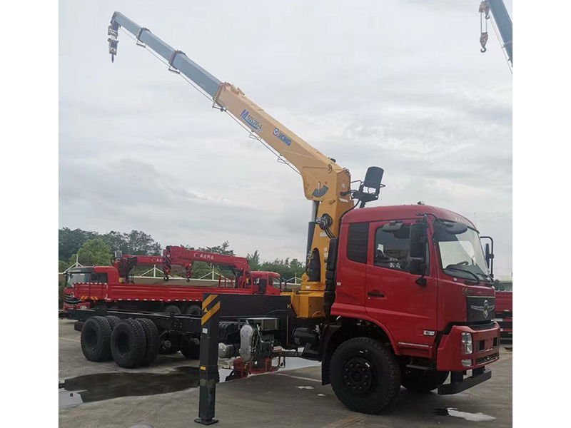 東風(fēng)專(zhuān)底D3V后雙橋隨車(chē)吊