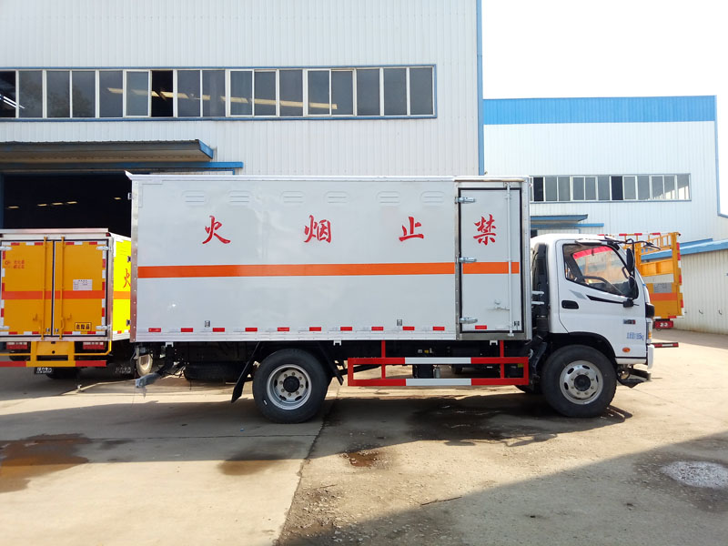 福田5米1(6.9噸)雜項(xiàng)危險(xiǎn)品廂式車(chē)