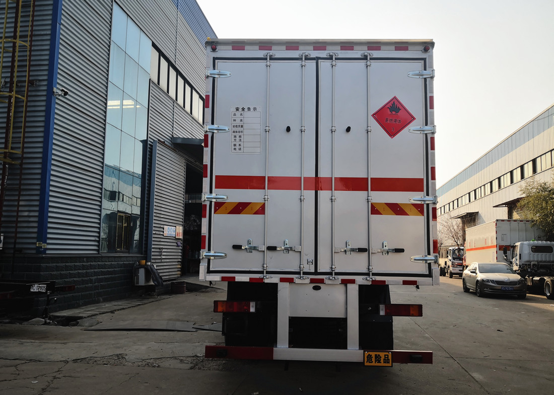 東風天龍 9.6米雜項危險品廂式運輸車