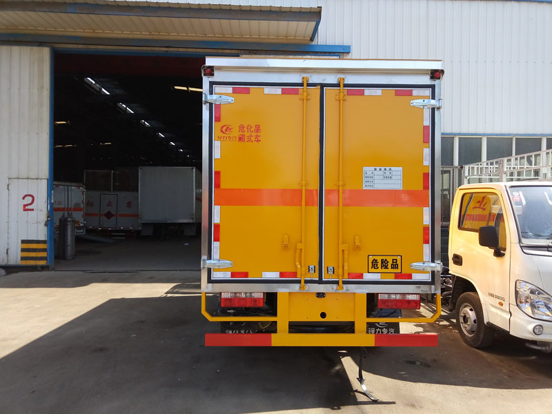 多利卡4.1米(3.4噸)雜項(xiàng)危險(xiǎn)品廂式車